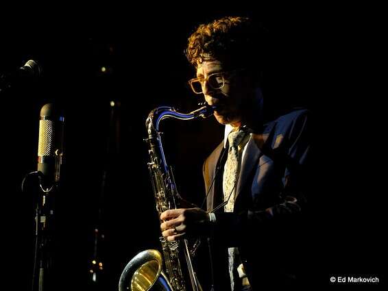 הופעה בוהקת. עודד צור // צילום: אד מרקוביץ'